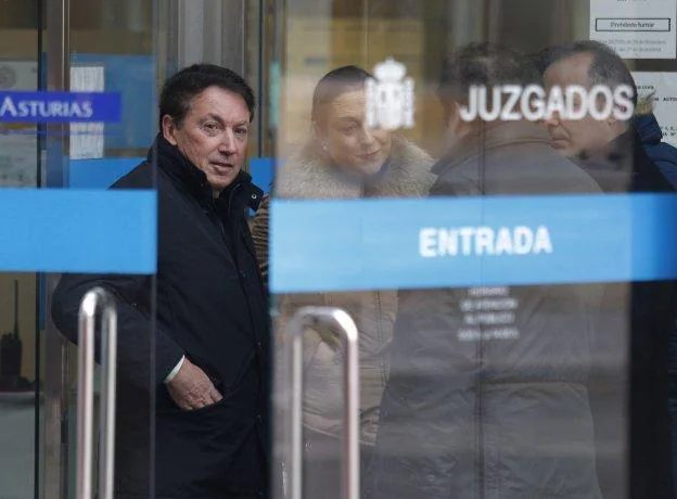 Rodolfo Cachero, a la salida de los juzgados de Oviedo, tras declarar ante el juez en febrero de 2016. 