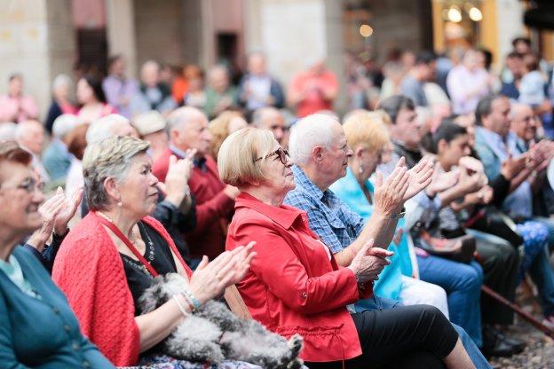 El público aplaude en la última fase final del XXXVII Concurso de Canción Asturiana en la plaza Mayor. 