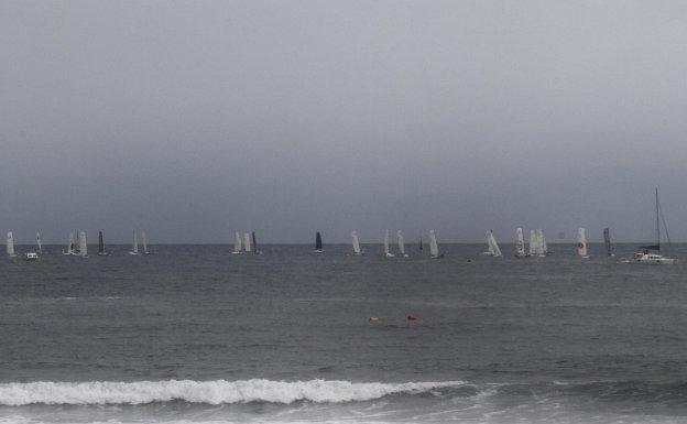 Los veleros en la bahía de Salinas, ayer durante la salida de una nueva etapa de la Trangascogne 6.50. 