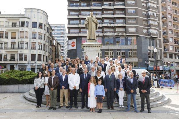 Autoridades y representantes de la entidades que participaron en la ofrenda floral. 