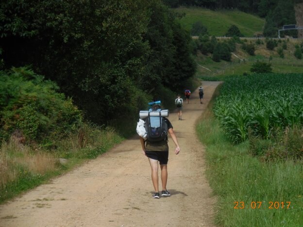 Un grupo de peregrinos por el Camino de Santiago a su paso por Valdés. 