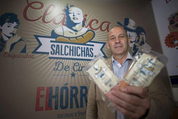 José Severino Monte muestra sus productos en el estand de Embutidos El Hórreo. 