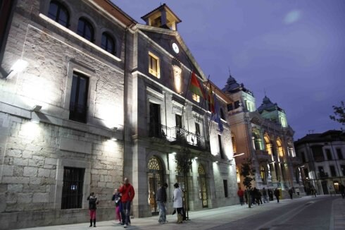 Fachada principal del Ayuntamiento de Llanes. 