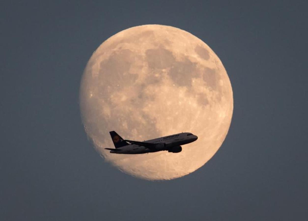 Vista de la luna llena en Frankfurt.