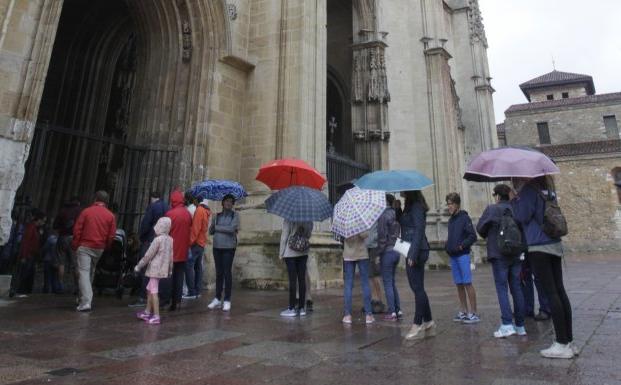 Los turistas, en la cola de ayer para visitar la Catedral. 