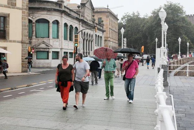 Los paraguas están siendo necesarios en la región casi todo el verano. 