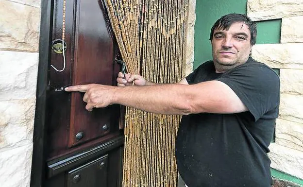 Ángel Gómez muestra cómo quedó la puerta de su casa después del altercado que se vivió en la madrugada del martes.