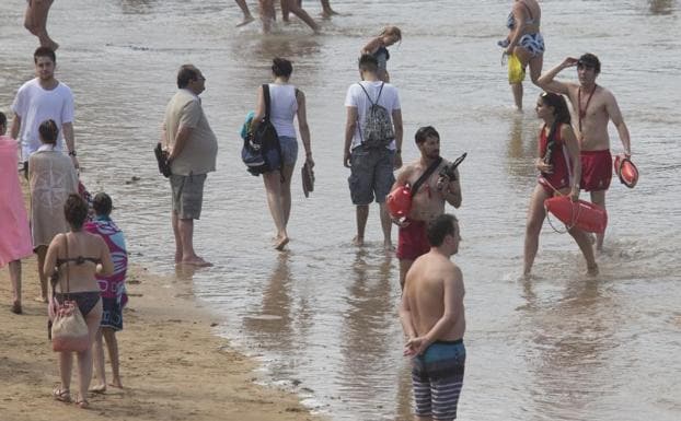 Socorristas, en la playa de San Lorenzo. 