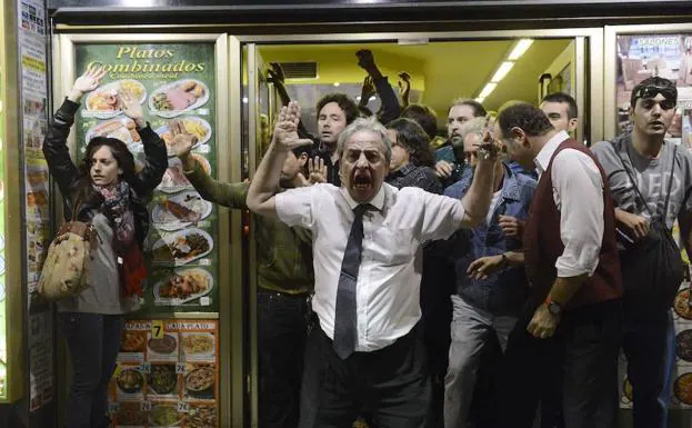 La imagen de Alberto Casillas defendiendo a los manifestantes que se atrincheraron en el bar. 