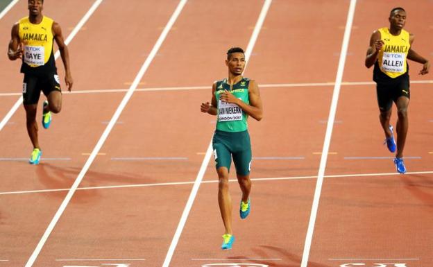 El sudafricano Van Niekerk (c) gana la final de los 400 metros. 