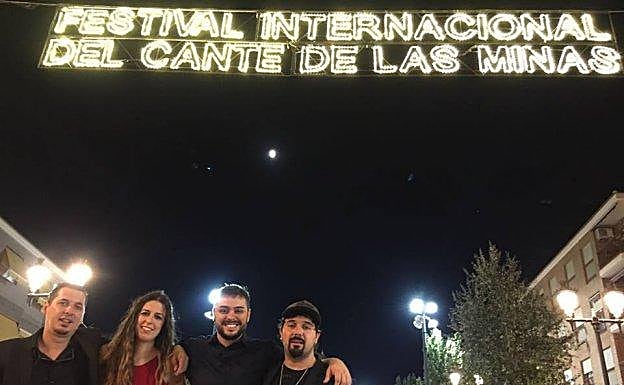 Marisa Valle Roso, con varios músicos, tras su actuación del año pasado.