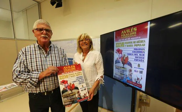 Abelardo González y Ana Hevia, posando con el cartel del XXXVII Festival Folclórico. 