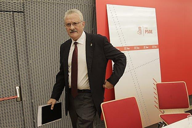 Antonio Trevín, ayer, momentos después de confirmar su renuncia al escaño. 