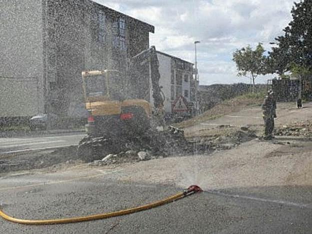 Los bomberos trabajaron durante más de una hora en la zona del escape para controlarlo. 