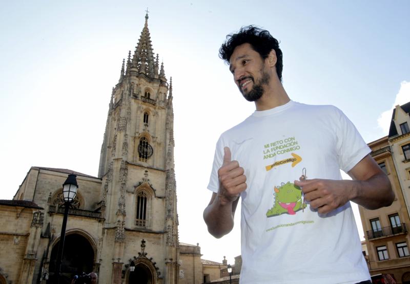 El actor Stany Coppet, conocido por su papel en la serie de televisión 'El Príncipe', ha iniciado este miércoles en Oviedo una peregrinación a Santiago en apoyo a la Fundación Anda Conmigo, dedicada a ayudar a niños con necesidades especiales.