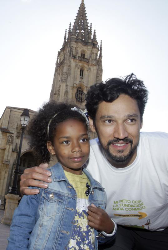 El actor Stany Coppet, conocido por su papel en la serie de televisión 'El Príncipe', ha iniciado este miércoles en Oviedo una peregrinación a Santiago en apoyo a la Fundación Anda Conmigo, dedicada a ayudar a niños con necesidades especiales.