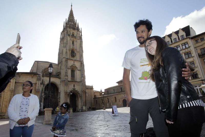 El actor Stany Coppet, conocido por su papel en la serie de televisión 'El Príncipe', ha iniciado este miércoles en Oviedo una peregrinación a Santiago en apoyo a la Fundación Anda Conmigo, dedicada a ayudar a niños con necesidades especiales.