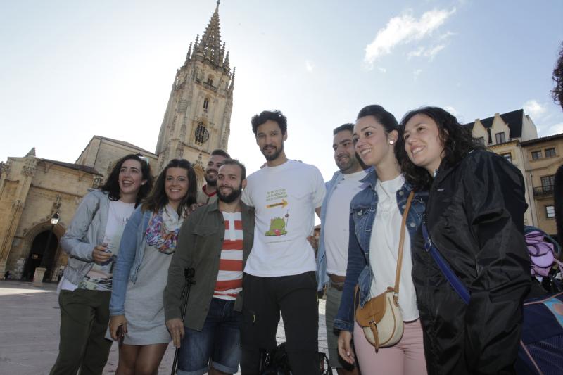 El actor Stany Coppet, conocido por su papel en la serie de televisión 'El Príncipe', ha iniciado este miércoles en Oviedo una peregrinación a Santiago en apoyo a la Fundación Anda Conmigo, dedicada a ayudar a niños con necesidades especiales.