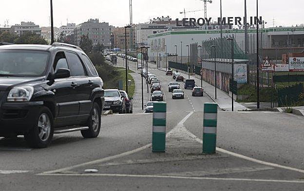 Acceso al barrio de Nuevo Roces desde la AS-248. 