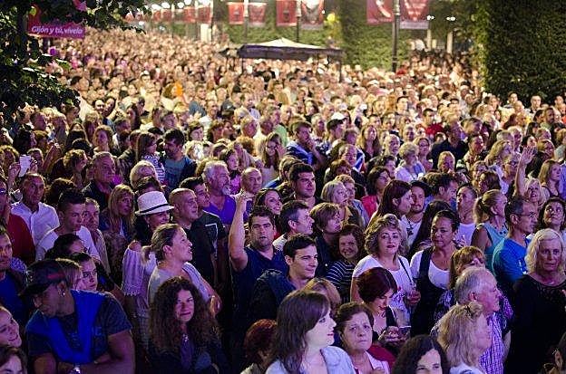 Público asistente a la actuación de la Noche de los Fuegos en Begoña que se llevó a cabo en 2016 . 