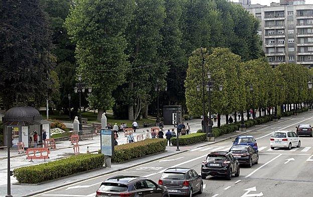 Los vehículos circulan en paralelo al Paseo de los Álamos del Campo San Francisco, levantado ahora, incluidas piezas del mosaico, por un cambio en el pavimento. 