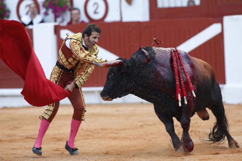 Padilla corta una oreja en la primera corrida de la Feria de Begoña