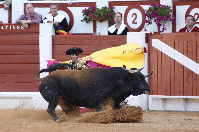 Padilla corta una oreja en la primera corrida de la Feria de Begoña