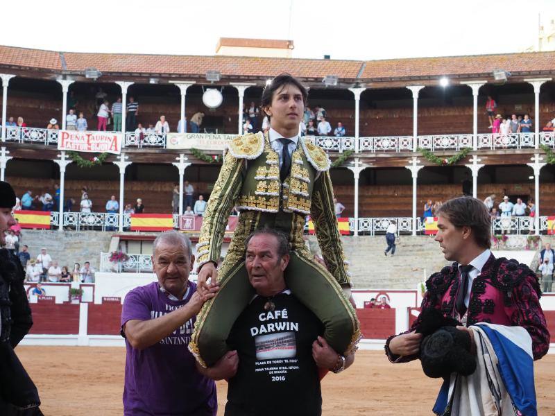 El torero peruano Roca Rey corta dos orejas en El Bibio
