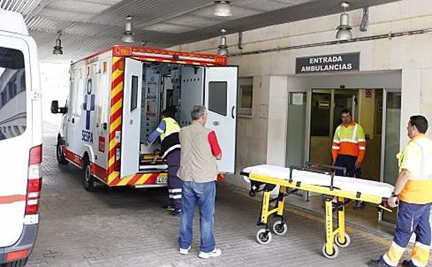 Personal del centro hospitalario prepara la ambulancia. 