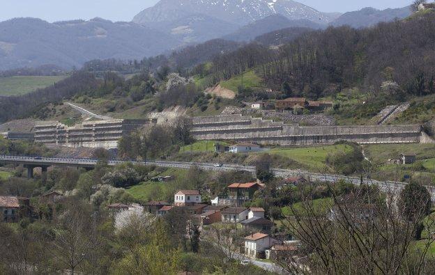 Sobre estas líneas, la pantalla, a la izquierda, que sigue sin estabilizarse en ladera de Campomanes. En la imagen superior, su unión con el falso túnel en el talud que continúa presionando. 