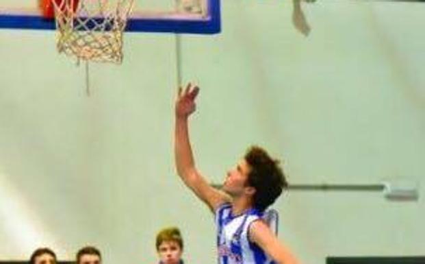 Jugando al baloncesto, una de sus pasiones. 