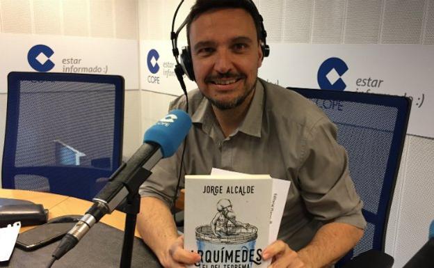 El periodista Jorge Alcalde, con su libro 'Arquímedes, el del Teorema'.