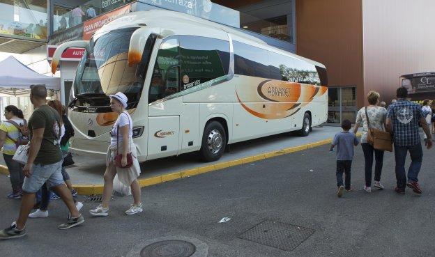 El autobús de Autocares Cabranes, junto al pabellón 5. :: DANIEL MORA