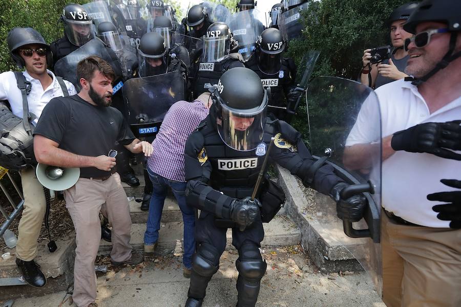 Violentas refriegas se registraron este sábado entre militantes antirracistas y grupúsculos de la extrema derecha estadounidense reunidos en Charlottesville, en Virginia, obligando al gobernador del Estado a declarar el estado de emergencia y a la policía a prohibir la manifestación.