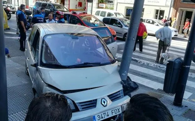 Coche siniestrado en la avenida de Pablo Iglesias. 