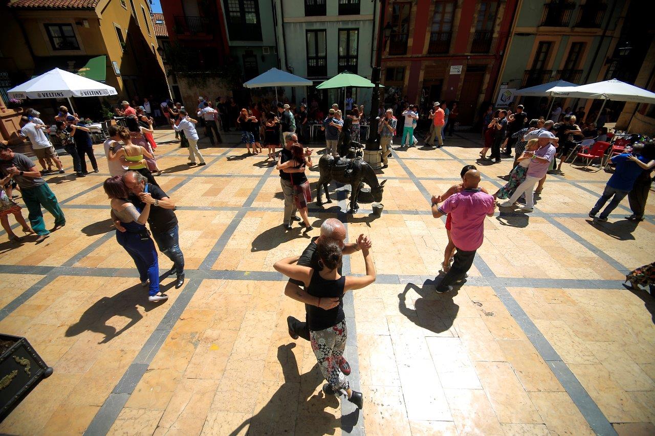 La plaza de Trascorrales de Oviedo ha sido el escenario en el que decenas de personas han participado este sábado en una exhibición de tango, organizada en el marco del certamen Milongueros 2017, que animará distintos espacios de la ciudad durante este puente de agosto.