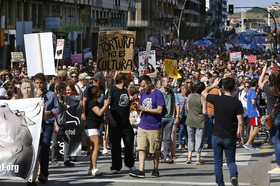 Protesta de colectivos antitaurinos en Gijón