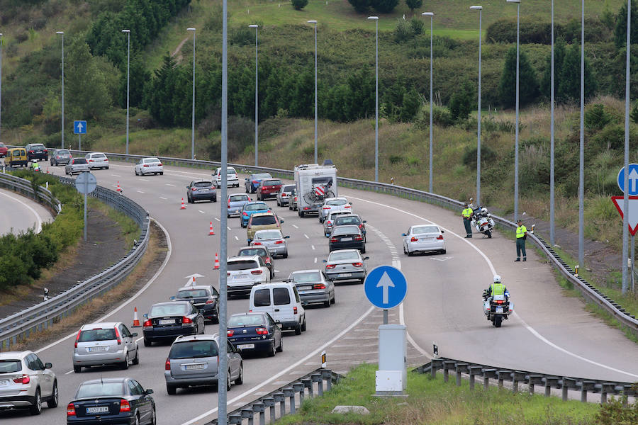 Retenciones kilométricas en la autovía del Cantábrico en Villaviciosa