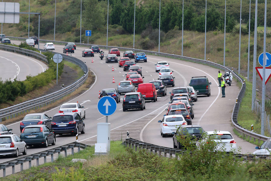 Retenciones kilométricas en la autovía del Cantábrico en Villaviciosa