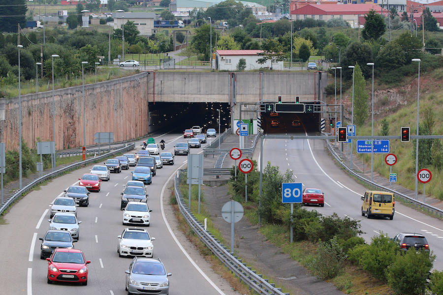 Retenciones kilométricas en la autovía del Cantábrico en Villaviciosa