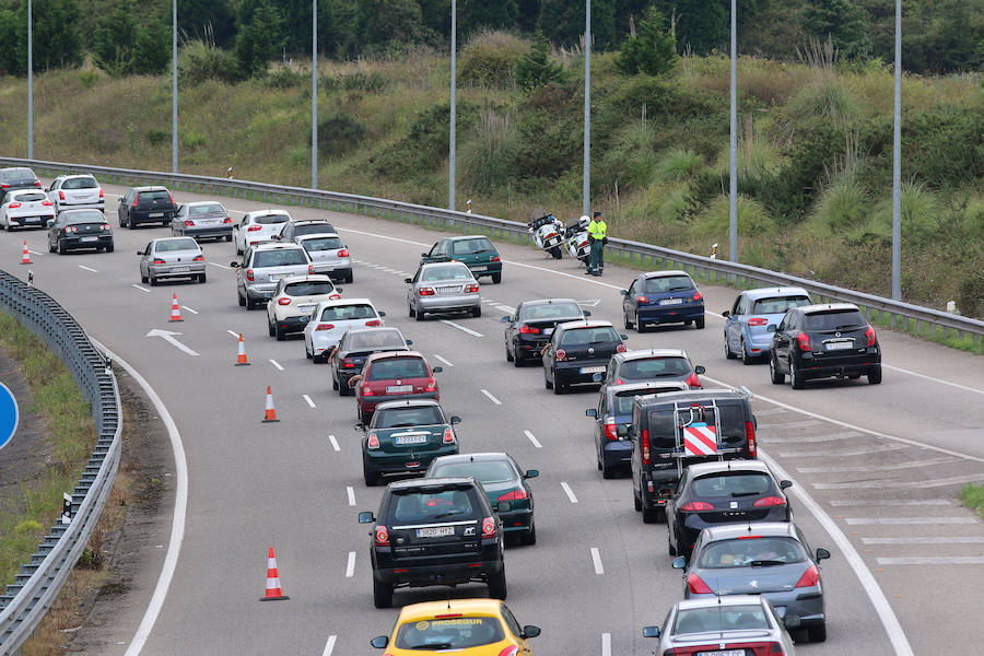 Retenciones kilométricas en la autovía del Cantábrico en Villaviciosa