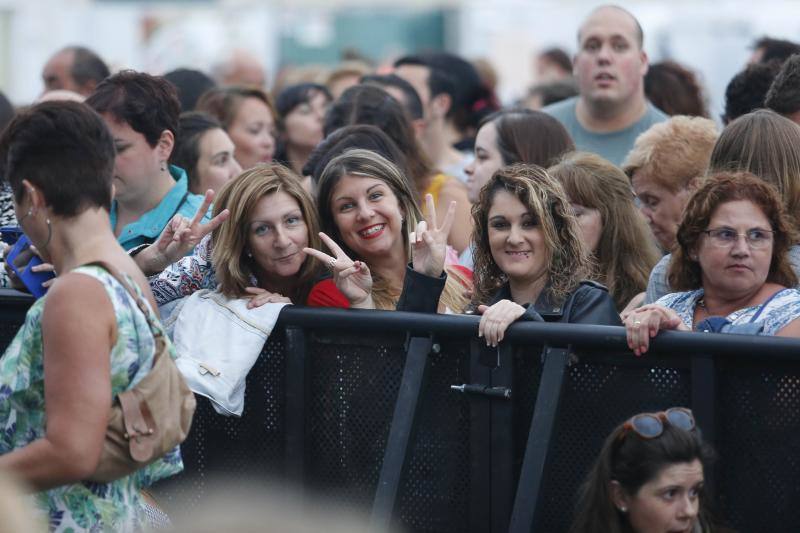 David Bustamante se entrega al publico en el Luanco al mar