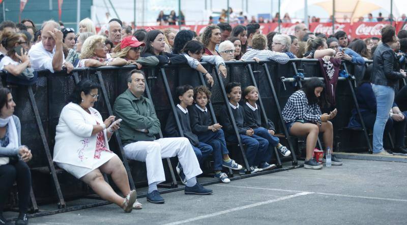 David Bustamante se entrega al publico en el Luanco al mar