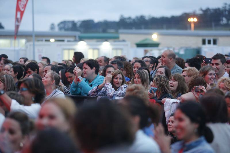 David Bustamante se entrega al publico en el Luanco al mar