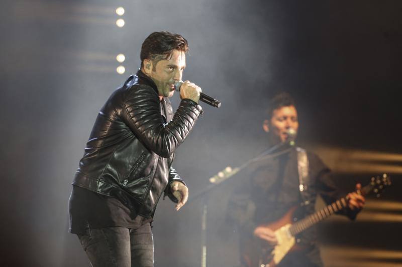 David Bustamante se entrega al publico en el Luanco al mar