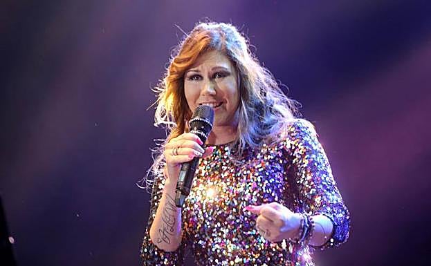 Plaza Mayor a rebosar al son de los boleros de Tamara