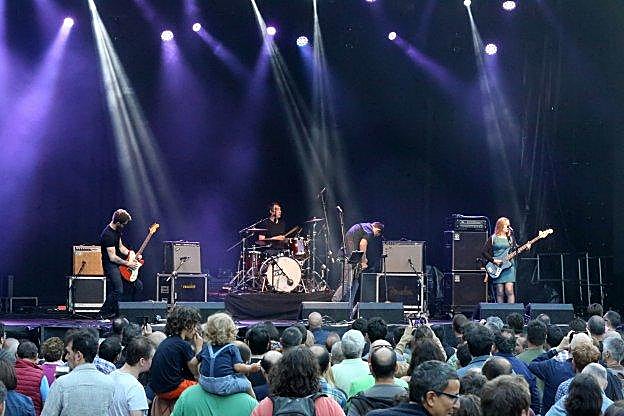 The Wedding Present, sobre el escenario de la plaza Mayor. :: E. C.