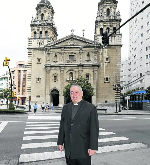 El sacerdote Fernando Llenín, delante de su nueva parroquia, San José. 