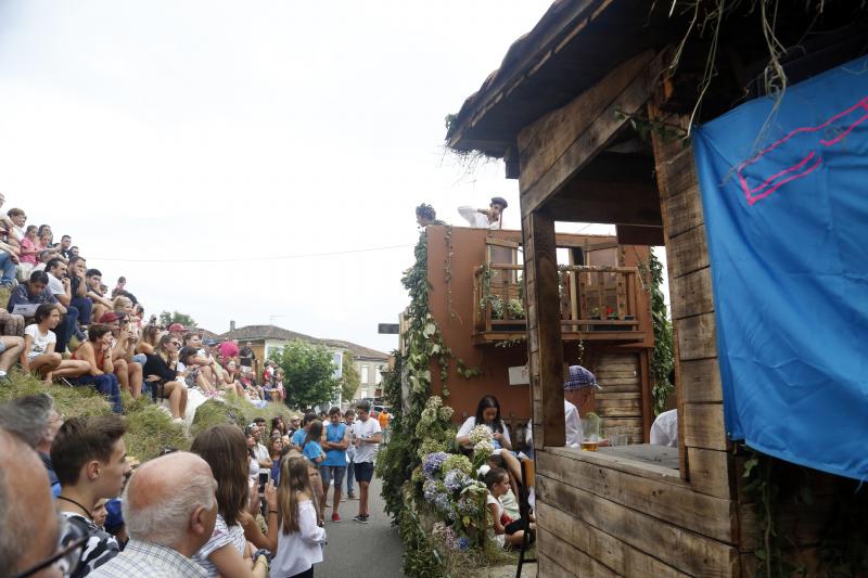 Centenares de personas han seguido el espectacular desfile de carrozas de Valdesoto, acto central de las fiestas en honor a San Félix. Una decena de agrupaciones han dado muestra de su creatividad e ingenio.