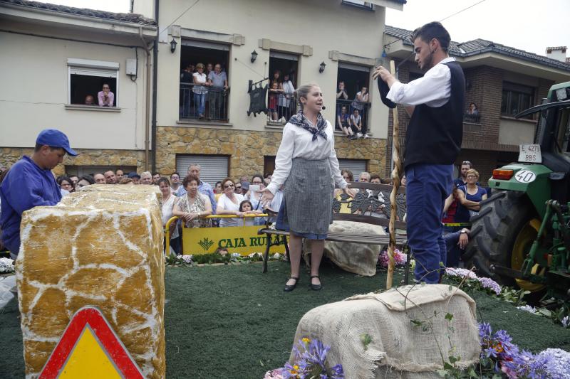 Centenares de personas han seguido el espectacular desfile de carrozas de Valdesoto, acto central de las fiestas en honor a San Félix. Una decena de agrupaciones han dado muestra de su creatividad e ingenio.